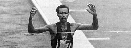 Tokyo 24 octobre 1964, Jeux de la XVIIIe Olympiade: l'Ethiopien Abebe BIKILA franchit la ligne d'arrivée du marathon en vainqueur.