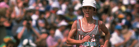 Los Angeles, 5 août 1984: l'Américaine Joan BENOIT, 1e, entame le tour final du marathon féminin.